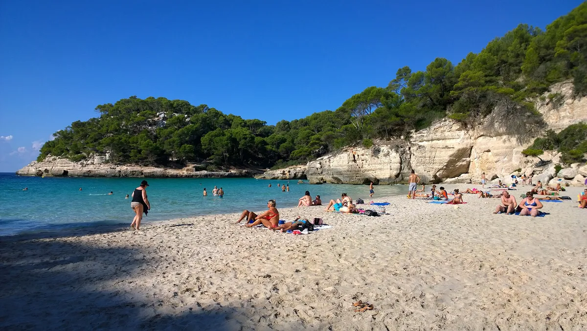 Cala Mitjana, entre acantilados de piedra caliza, Menorca