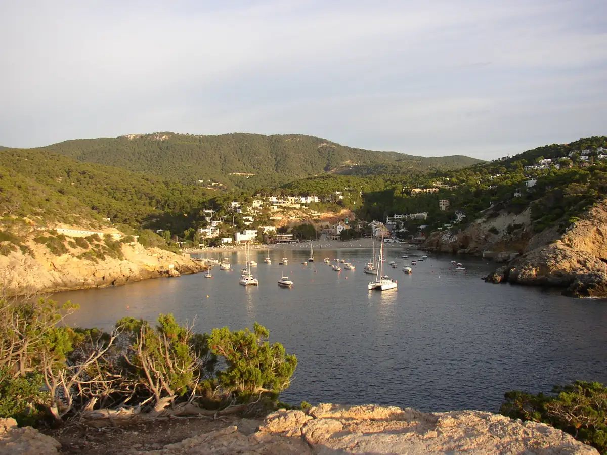 Cala Vadella con barcos fondeados, Ibiza
