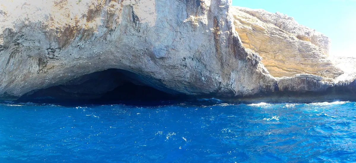 La Cova Blava del archipiélago de Cabrera, vista desde el agua