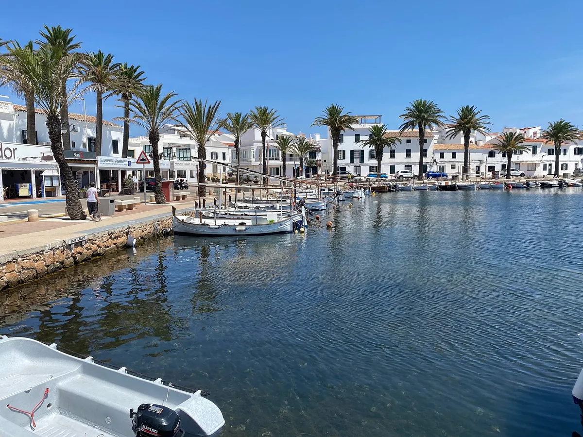 La bahía y el puerto de Fornells, norte de Menorca