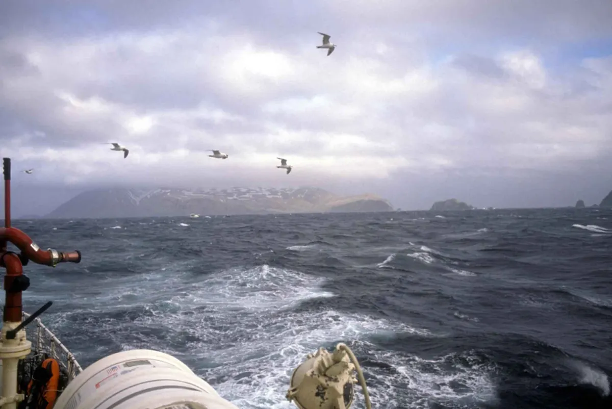 Mar gruesa y cielo cerrado vistos desde la cubierta de un barco