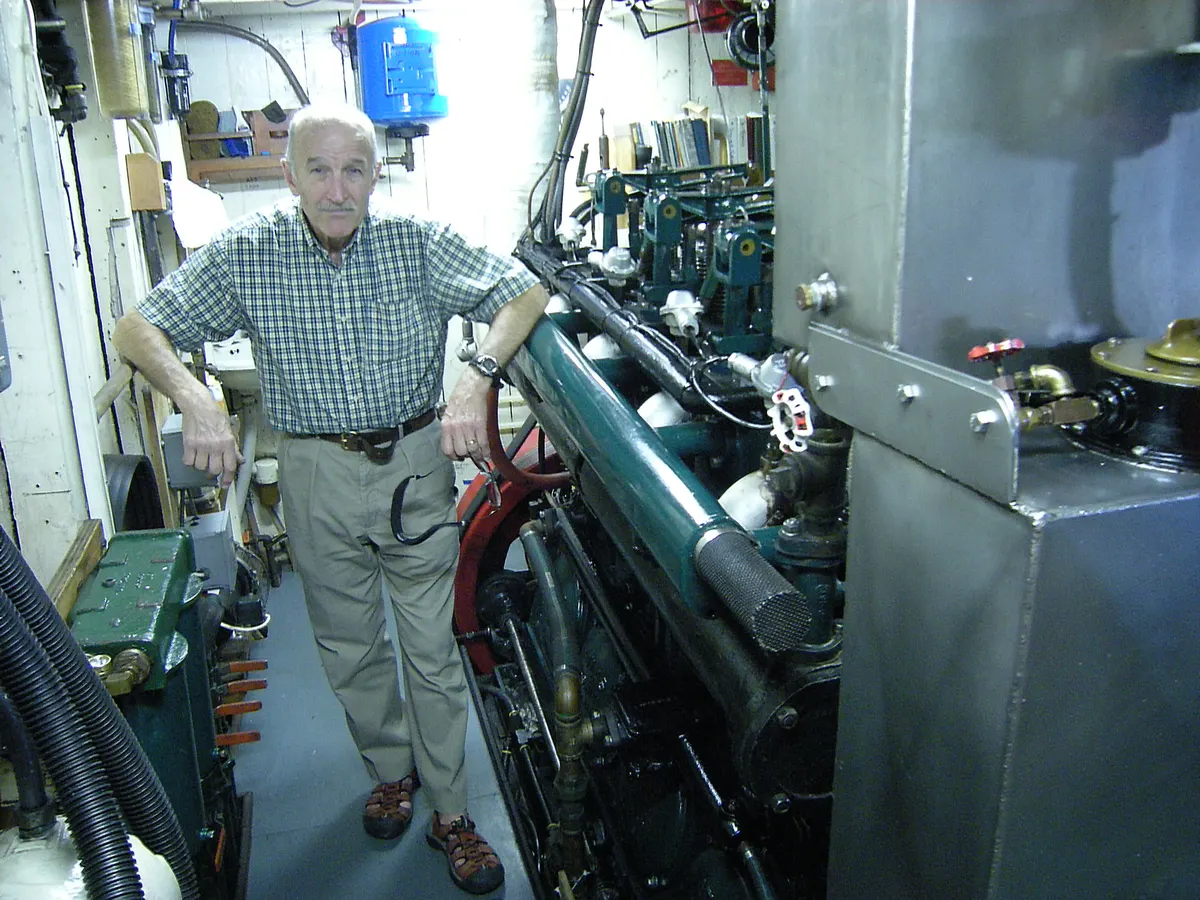 Sala de máquinas de un barco, con el motor principal y sus circuitos