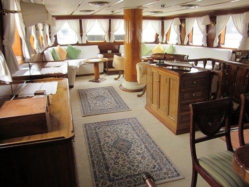 Motovelero SOUTHERN CROSS · yate clásico de 32 m, Yarrow & Co. · Queche auxiliar de acero — 16