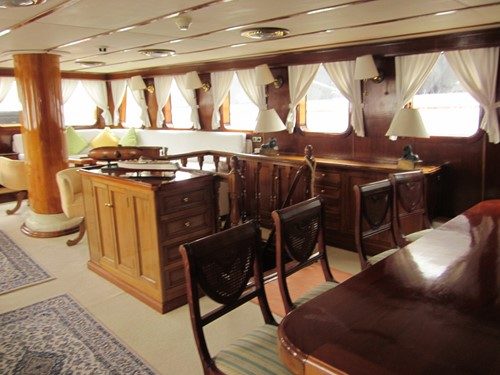 Motovelero SOUTHERN CROSS · yate clásico de 32 m, Yarrow & Co. · Queche auxiliar de acero — 17