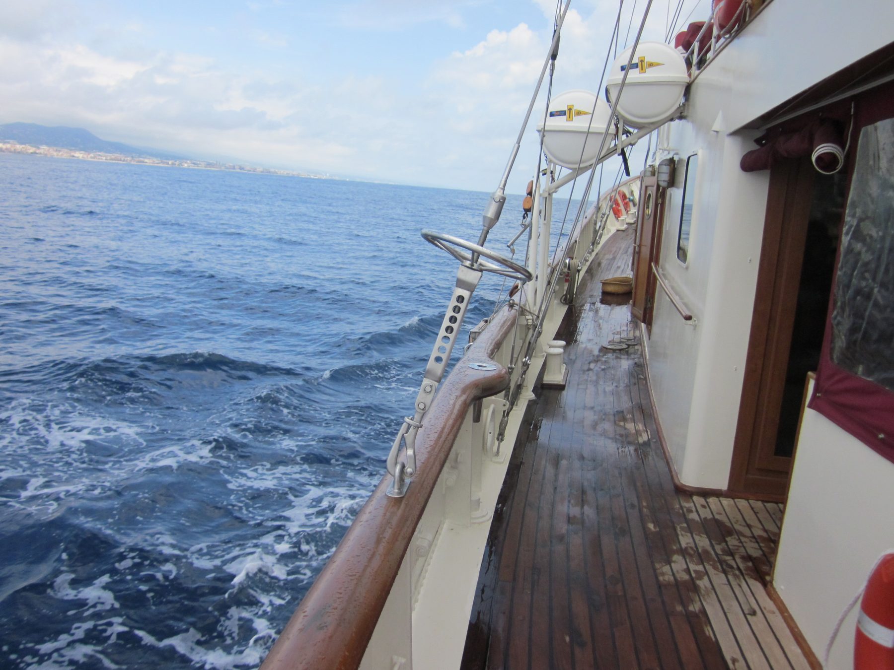 Motovelero SOUTHERN CROSS · yate clásico de 32 m, Yarrow & Co. · Queche auxiliar de acero — 26