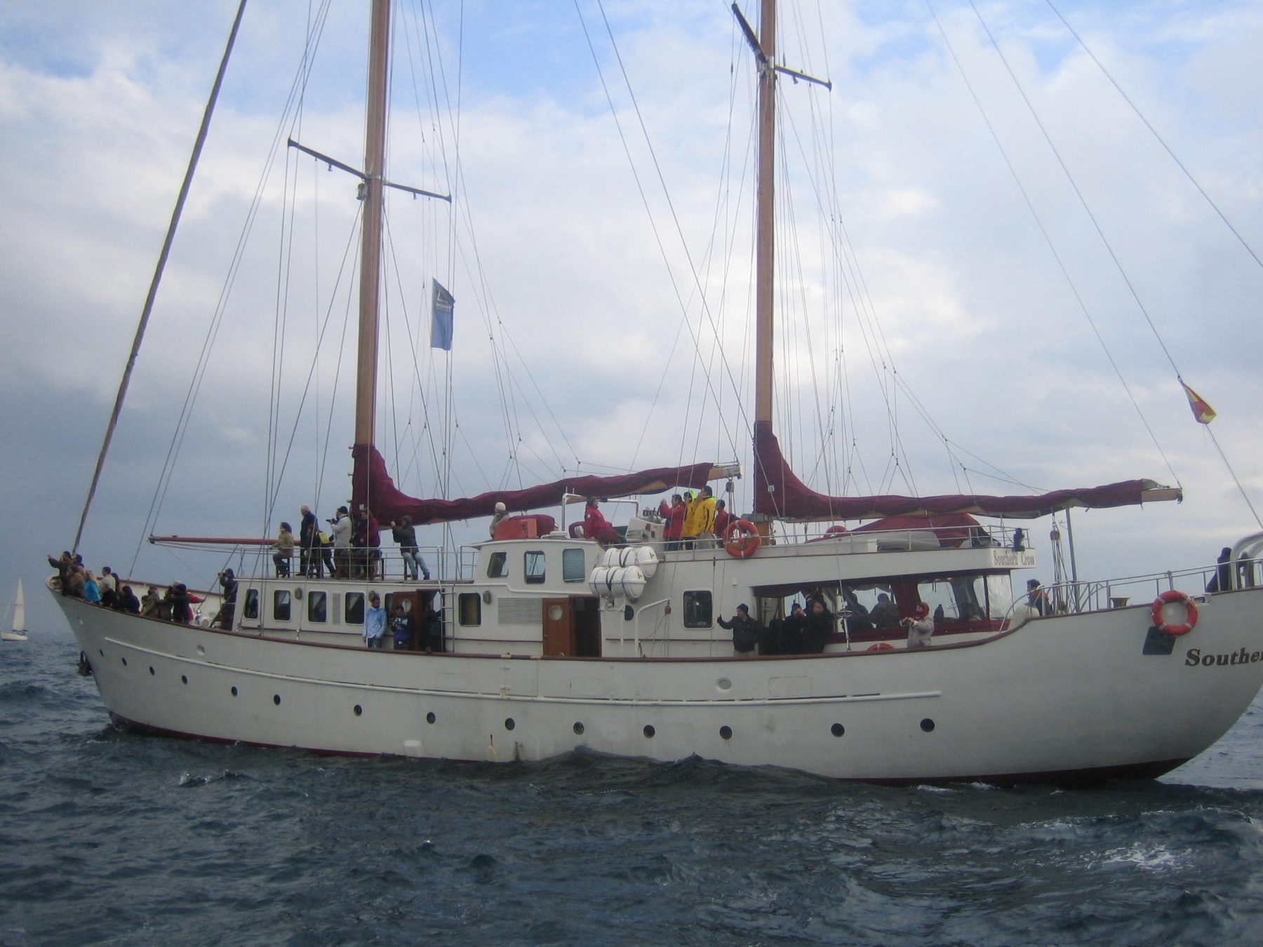 Motovelero SOUTHERN CROSS · yate clásico de 32 m, Yarrow & Co. · Queche auxiliar de acero — 5