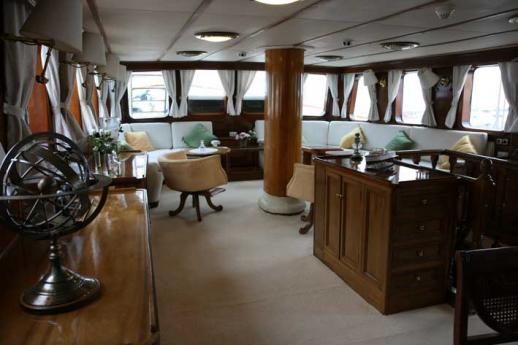 Motovelero SOUTHERN CROSS · yate clásico de 32 m, Yarrow & Co. · Queche auxiliar de acero — 9