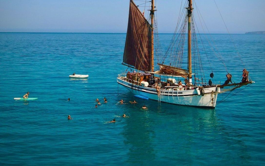 Saga, Goleta clásica · Classic Schooner — 15