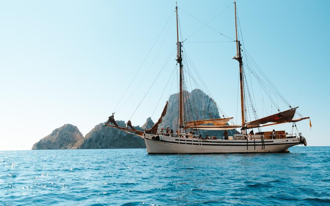 Saga, Goleta clásica · Classic Schooner — 17