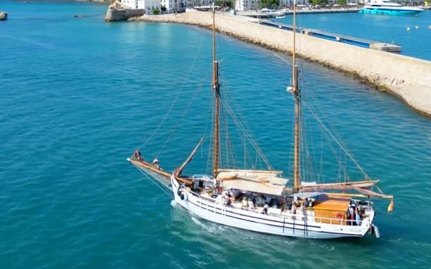 Saga, Goleta clásica · Classic Schooner — 18