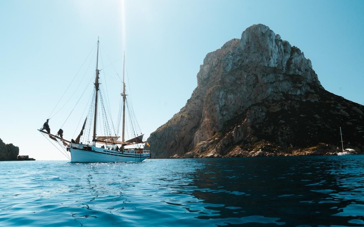Saga, Goleta clásica · Classic Schooner — 25
