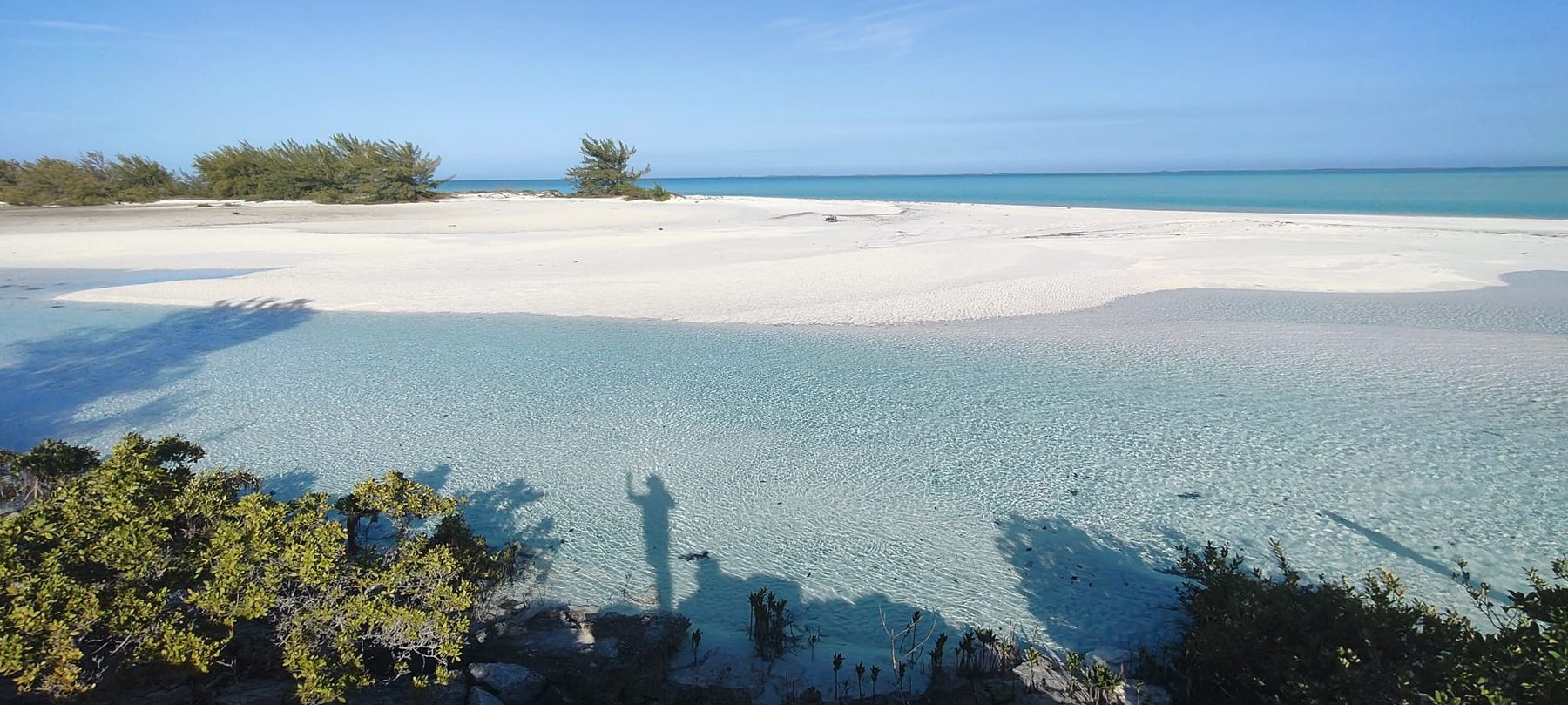 Bajos de arena blanca y agua turquesa en las Bahamas, destino final del traslado