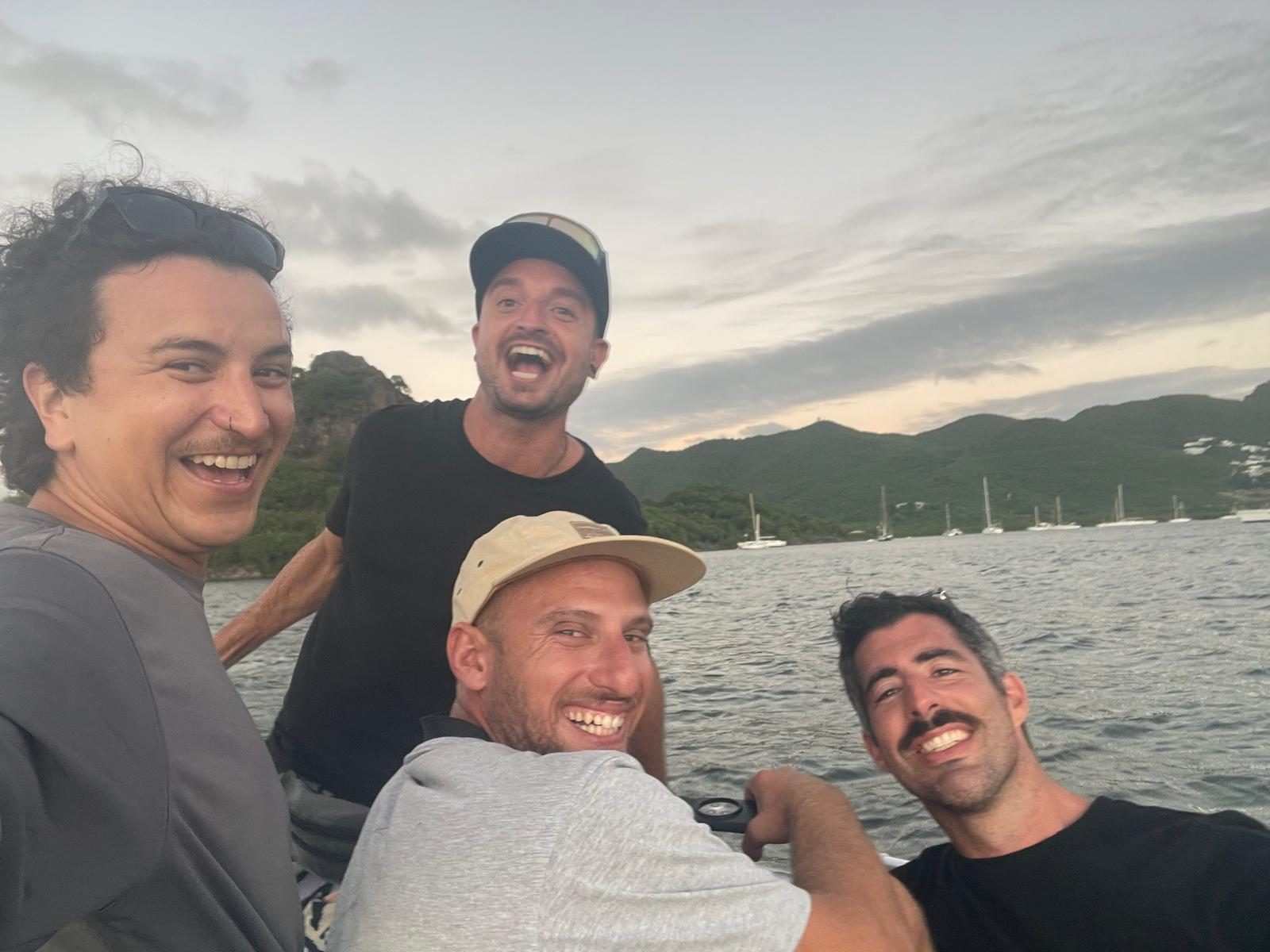 Los cuatro tripulantes al atardecer, ya fondeados al otro lado del Atlántico