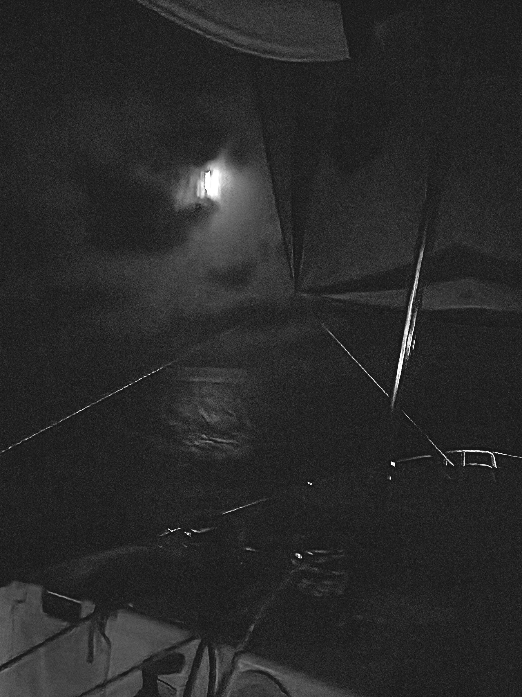 Navegación nocturna: la luna sobre la mayor del catamarán, vista desde la bañera